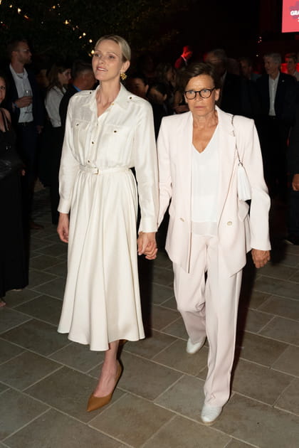 Charlene de Monaco et la princesse St&eacute;phanie, main dans la main peu avant l'explosion &agrave; Monaco