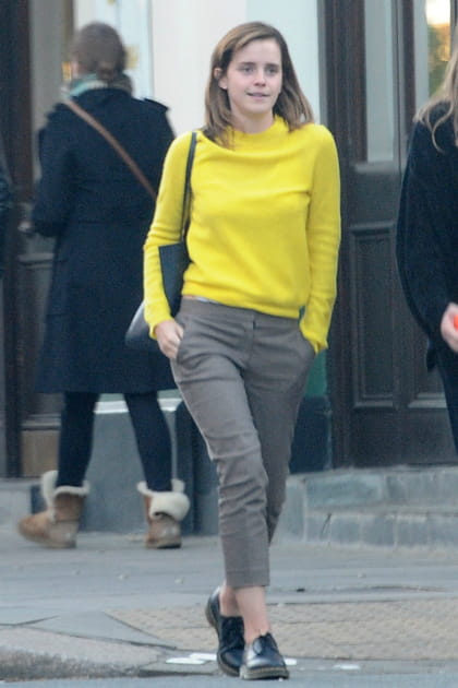 Emma Watson version ville en pull jaune
