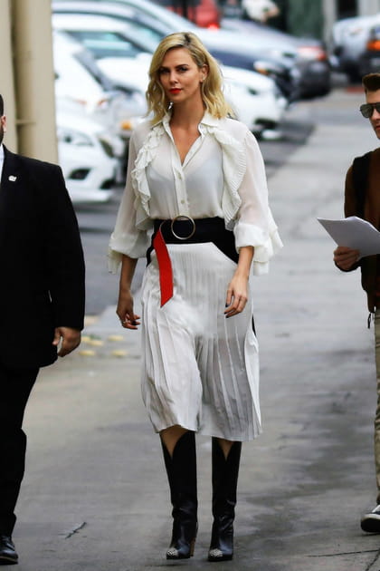 Charlize Theron en robe chemise blanche légère