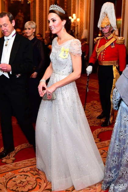 Kate Middleton en robe &agrave; strass argent&eacute;s Jenny Packham et tiare