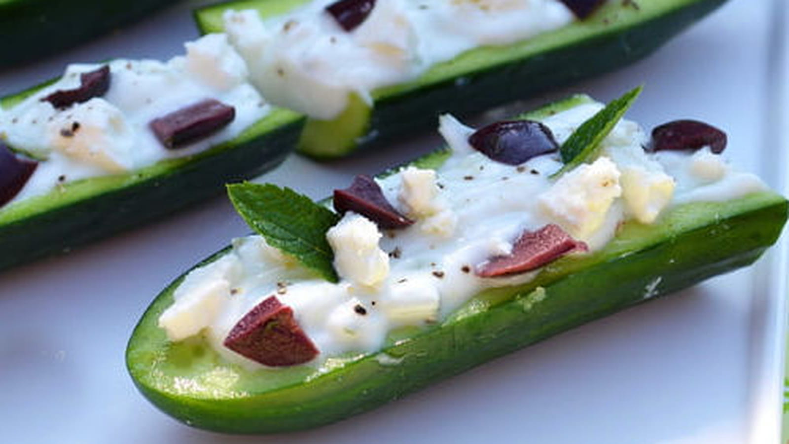 Petits concombres au yaourt grec façon tzatziki, feta et olives noires