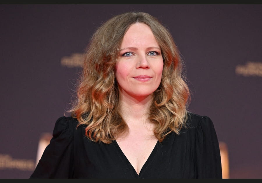 Les cheveux mousseux de Sarah Bosetti