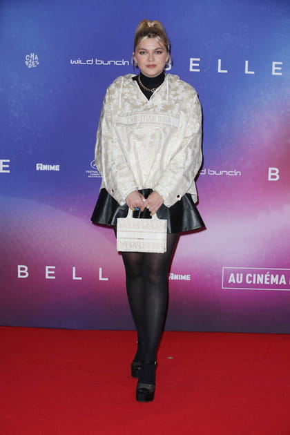 Louane en sweat &agrave; capuche Dior et jupe trap&egrave;ze