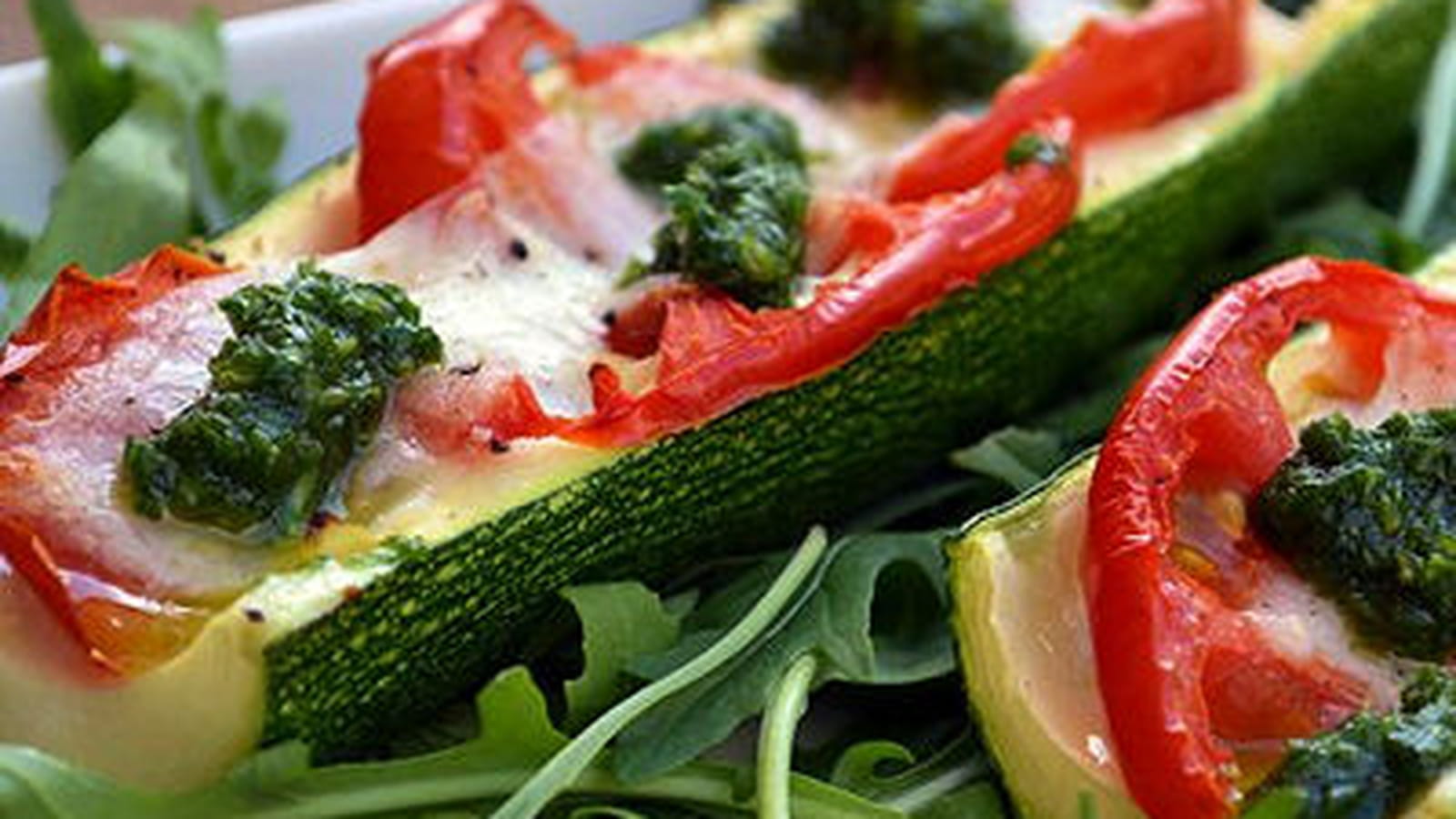 Courgettes tomates et mozzarella, pesto de roquette