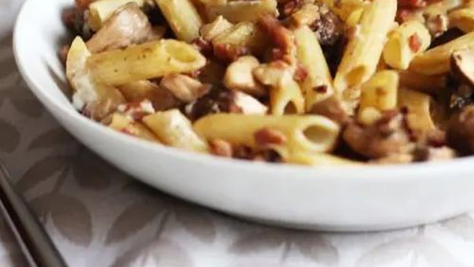 Pâtes penne aux marrons, champignons et bacon