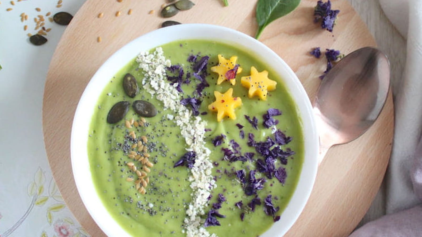 Green smoothie bowl avocat mangue