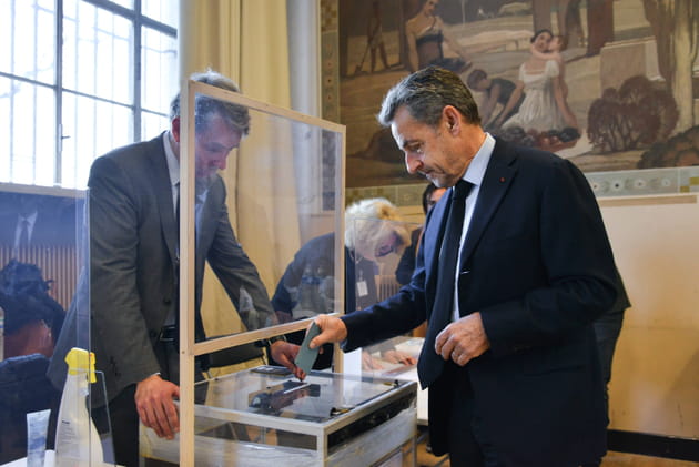 Nicolas Sarkozy ins&egrave;re l'enveloppe dans l'urne