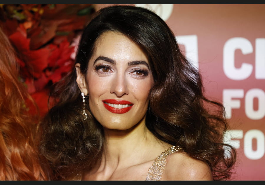 La bouche rouge d'Amal Clooney