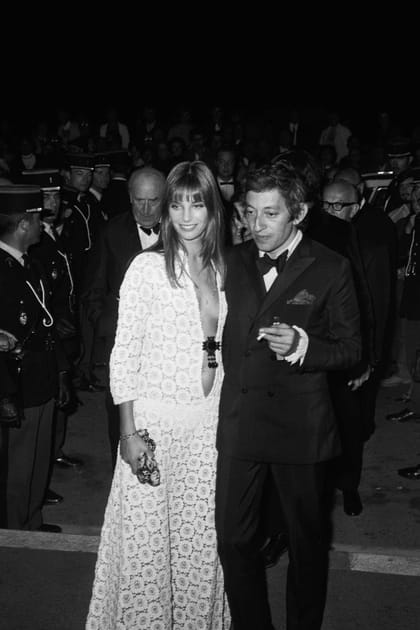 Jane Birkin en robe ivoire au maxi d&eacute;collet&eacute;