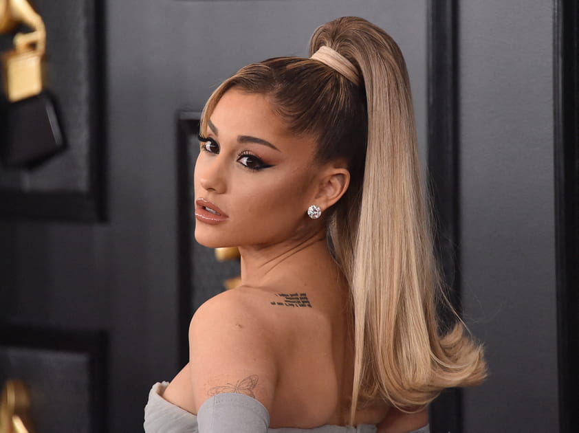 Ariana Grande avec un chouchou beige sur une queue-de-cheval haute