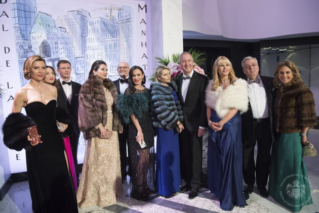 Quelques invit&eacute;s devant une fresque de Semp&eacute;