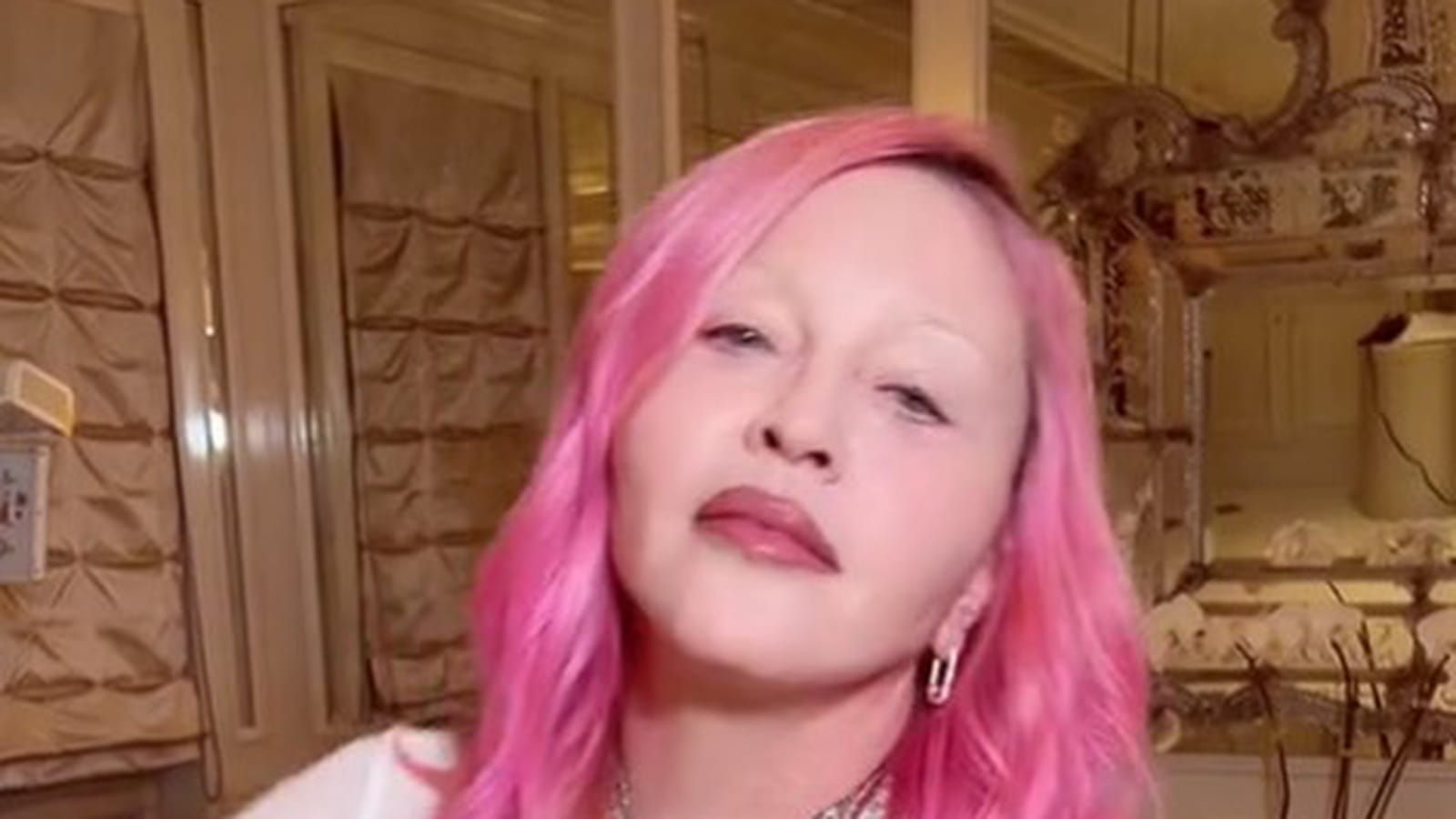 Cheveux roses et sans sourcils 