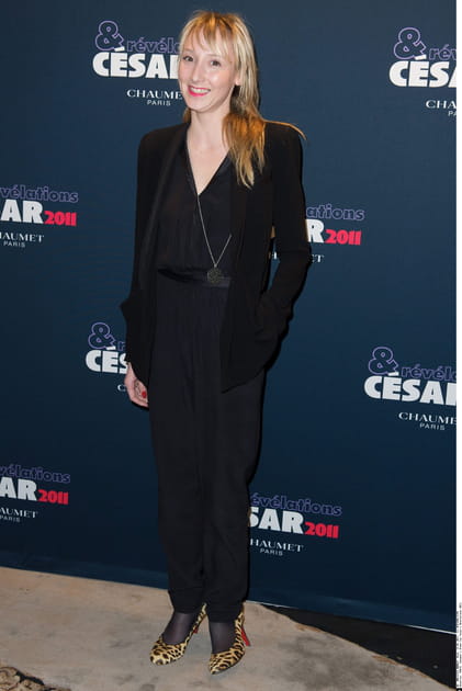 Audrey Lamy en combinaison noire et blazer