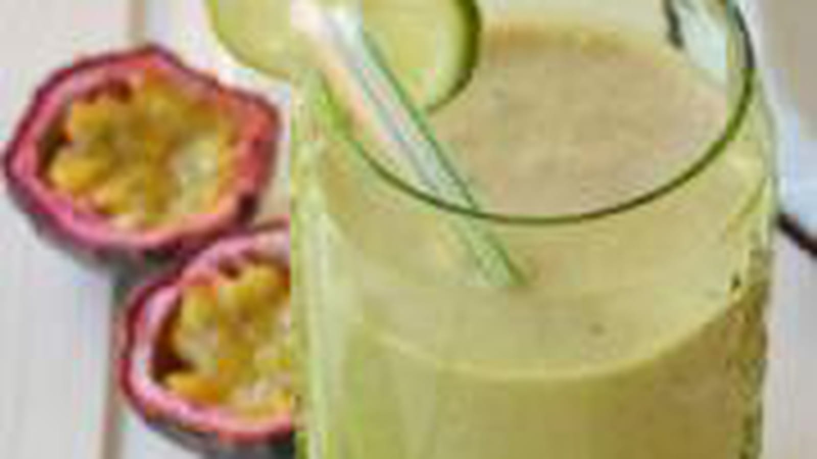 Smoothie exotique banane, lait de coco, fruits de la passion et citron vert