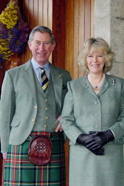 Camilla Parker-Bowles en tailleur vert &agrave; boutons et gants en cuir