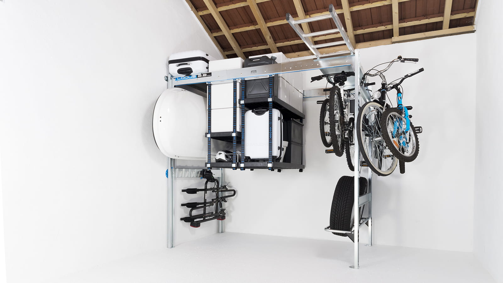 Vélos et valises suspendus