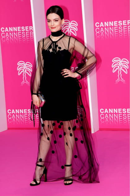 Emma Mackey en robe noire en tulle à pois