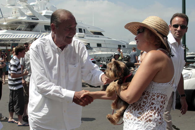 Jacques Chirac n'hésite pas à saluer les Françaises