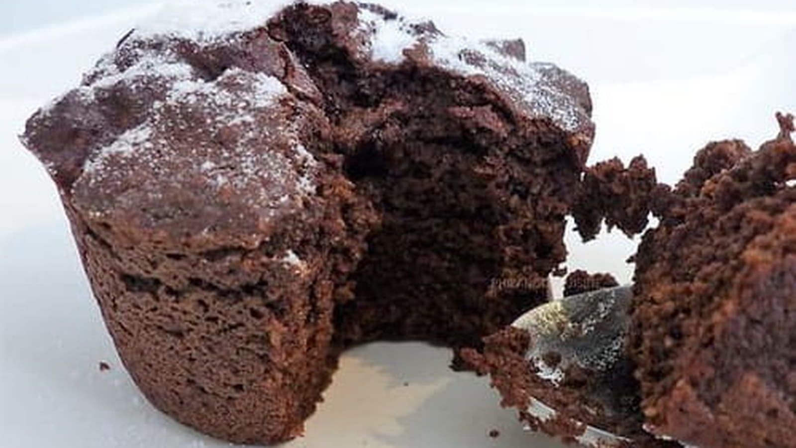Gâteau au chocolat à la compote de pommes et à l'aubergine