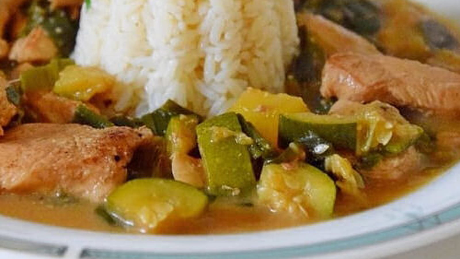 Poulet aux courgettes, fanes d'oignons et lait de coco