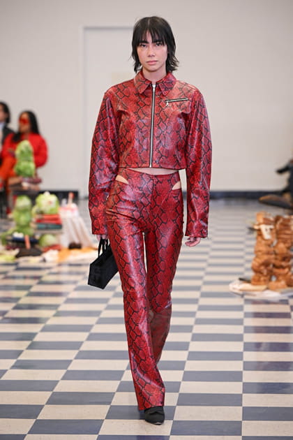 Ensemble en cuir emboss&eacute; python rouge et noir aper&ccedil;u sur le d&eacute;fil&eacute; Puppets & Puppets