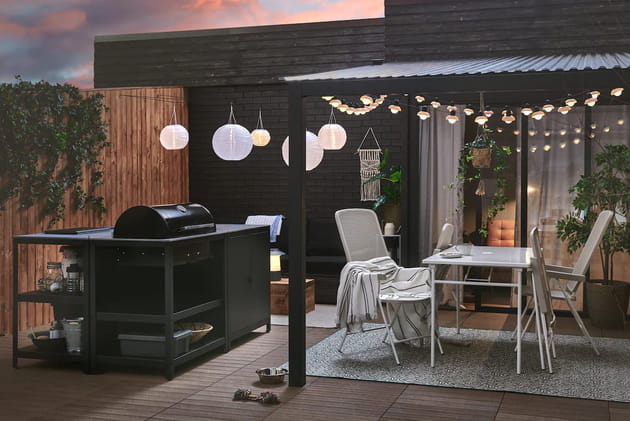 Une tonnelle de jardin adoss&eacute;e