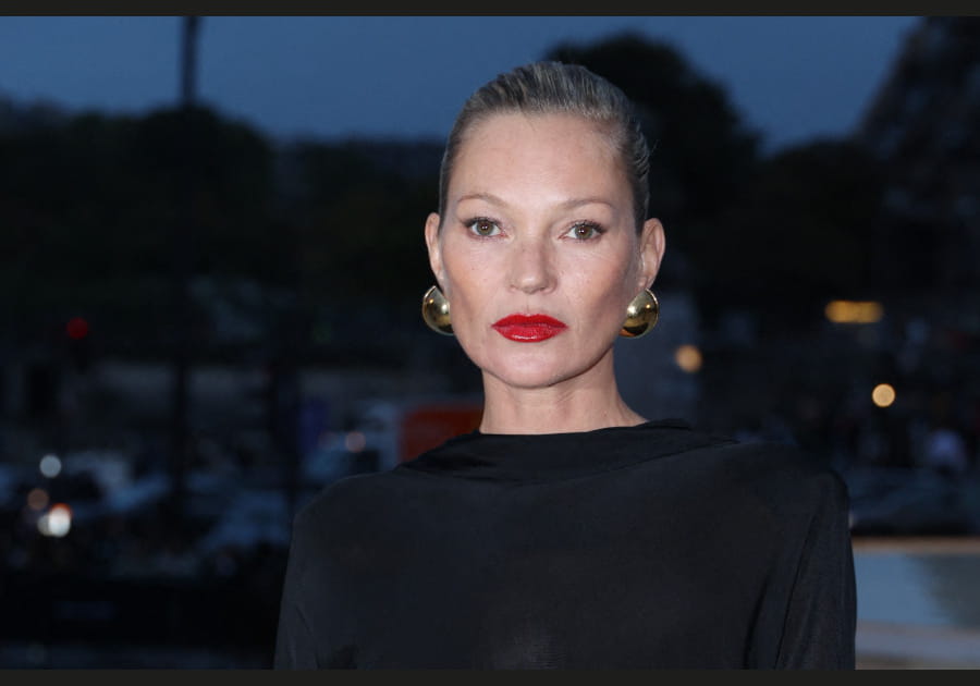La bouche rouge vif de Kate Moss