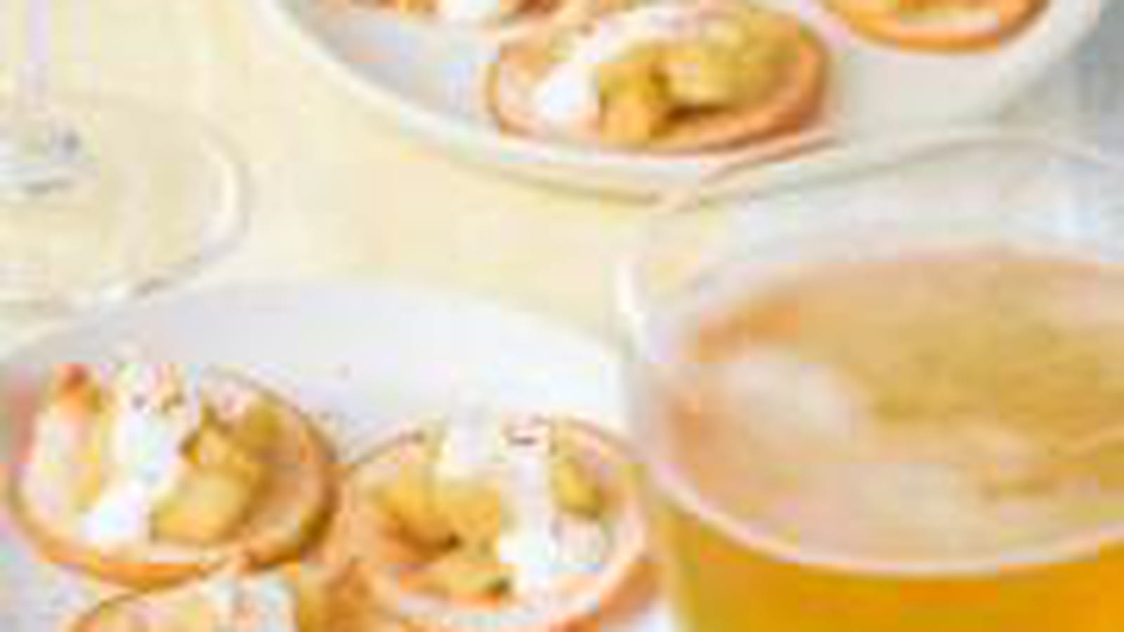Chips de pommes maison, dés de pommes confites au au cinq épices et mousse glacée au cidre