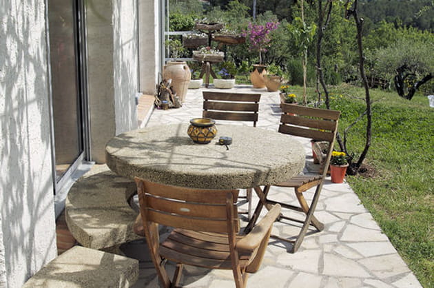 La terrasse domine la piscine