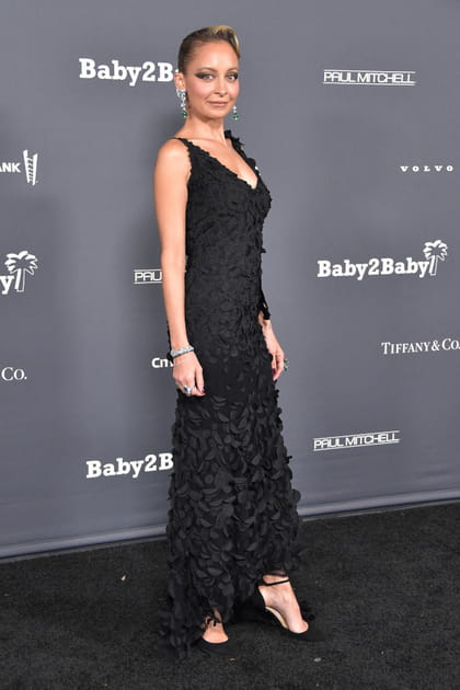 Apr&egrave;s&nbsp;: Nicole Richie &agrave; 40&nbsp;ans en robe longue noire orn&eacute;e de fleurs 3D