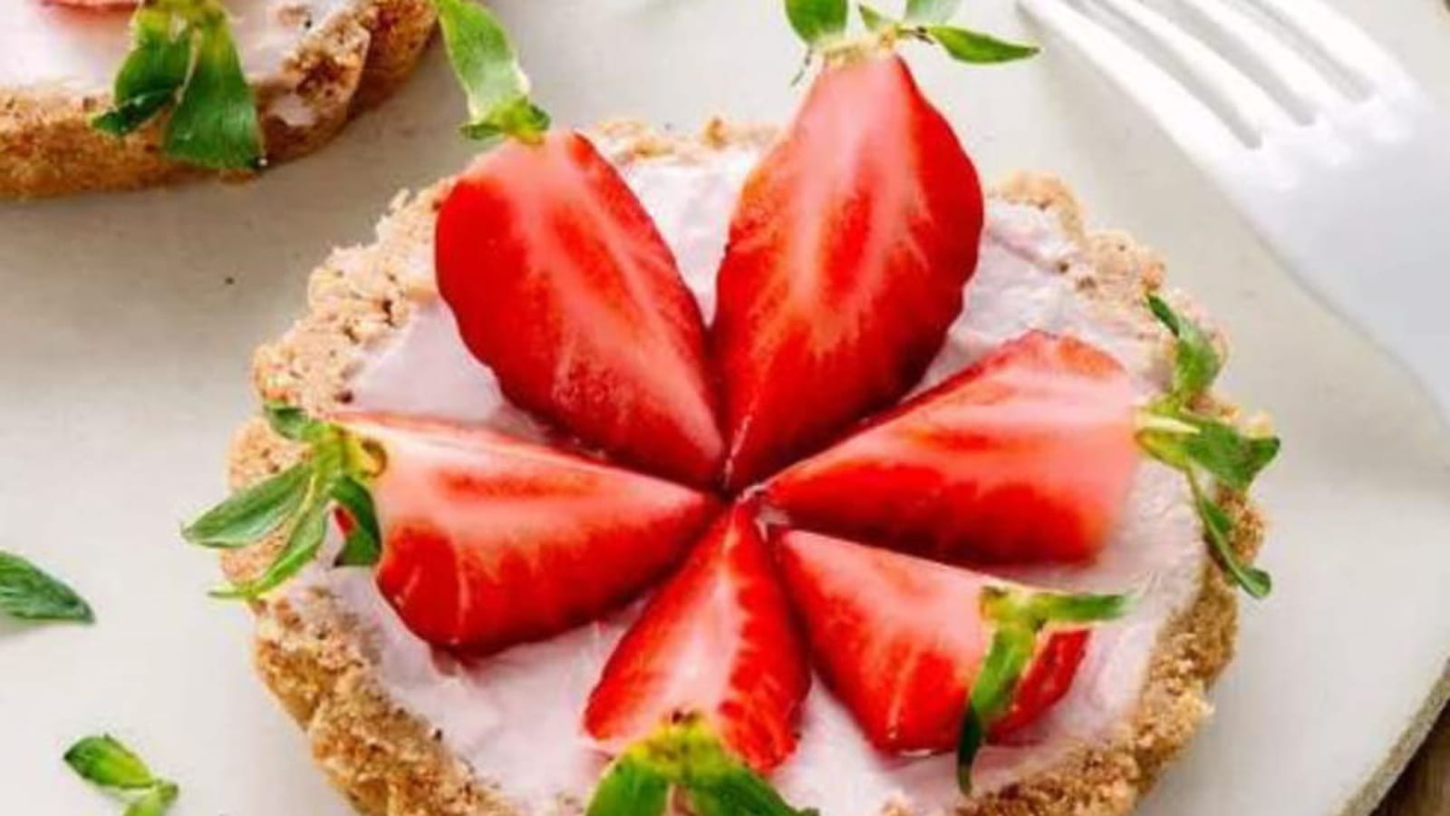 Tartelette sans cuisson aux fraises, basilic et yaourt brassé chèvre
