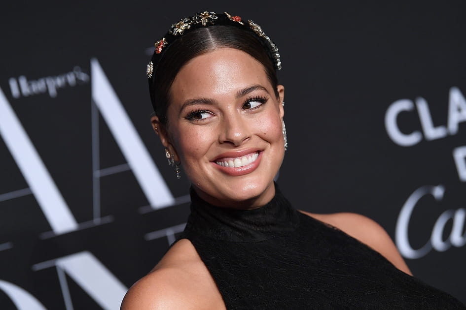 Ashley Graham avec un serre-t&ecirc;te &agrave; ornements