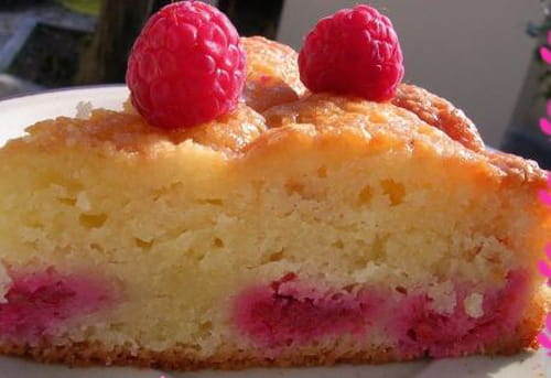 Gâteau fondant aux amandes et framboises