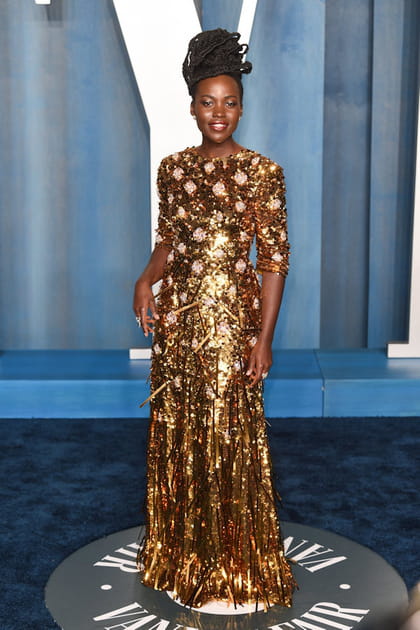 Lupita Nyong'o en robe longue dor&eacute;e