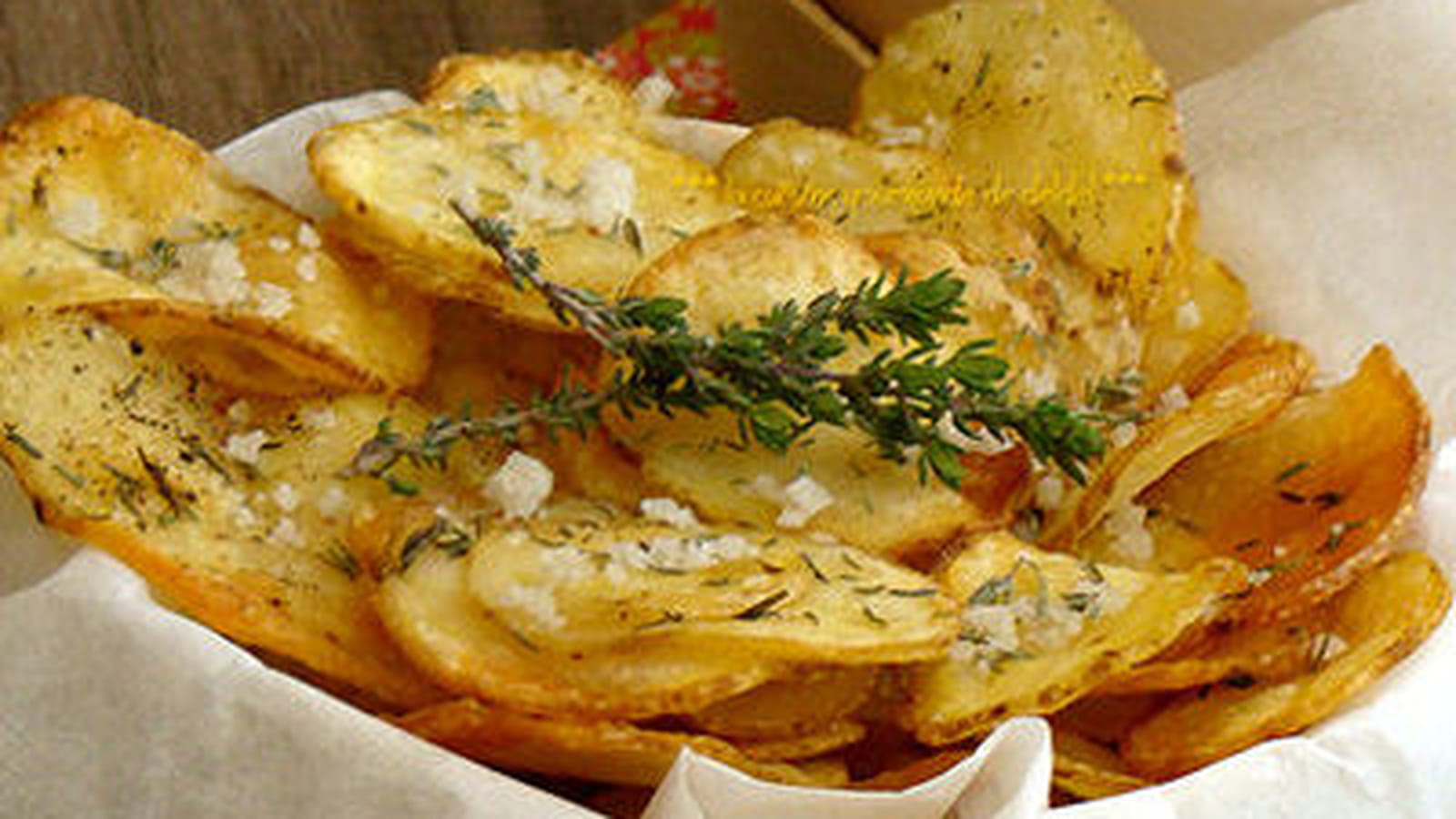 Pommes de terre en chips rôties au thym et gros sel