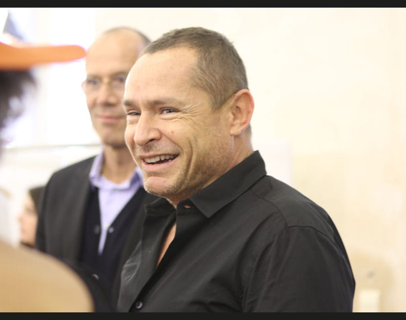 Le maquilleur Tom Pecheux supervise