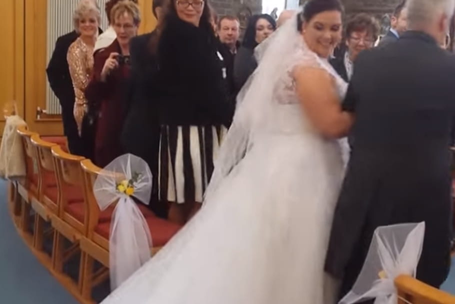 Quand un enfant saute sur la traîne de la mariée...
