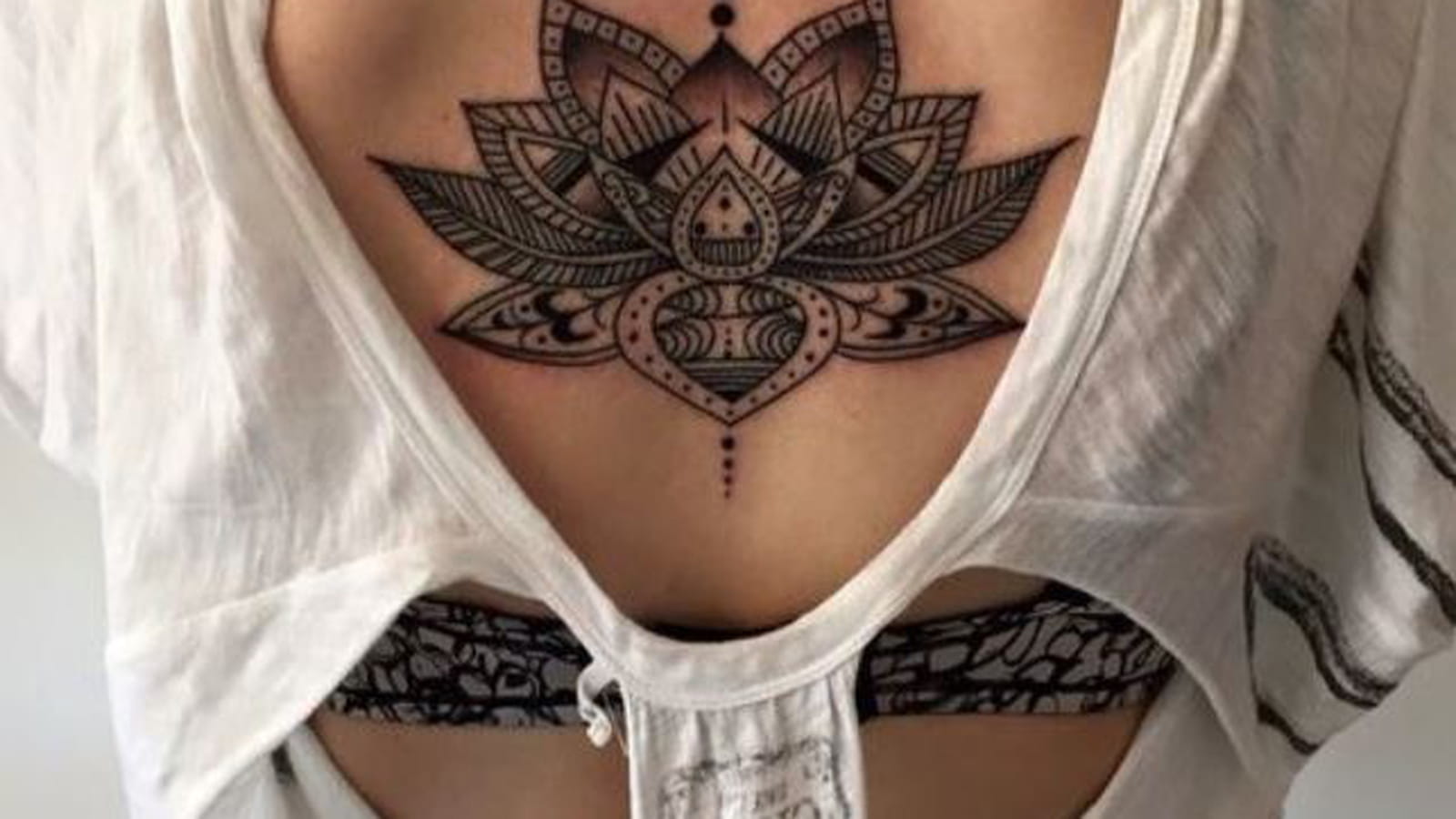 Fleur de lotus mandala dans le dos