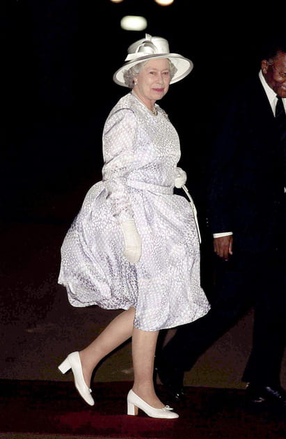 La reine Elizabeth II en robe bouffante