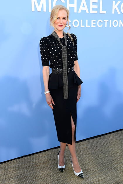 Nicole Kidman en robe cintrée noire et cravate fantaisie