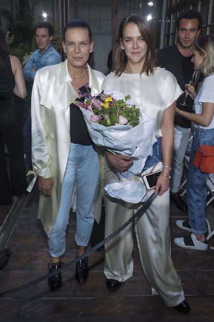 St&eacute;phanie de Monaco en jean et veste satin&eacute;e