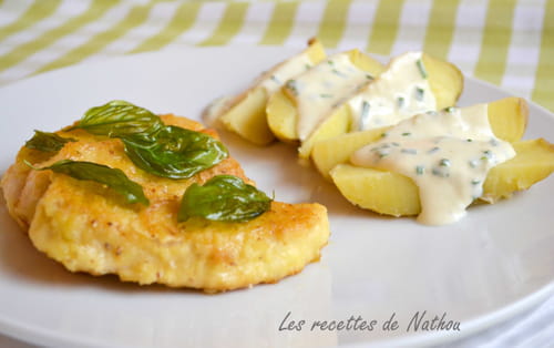 Poulet pané au parmesan, pommes de terre au four et sauce à la ciboulette