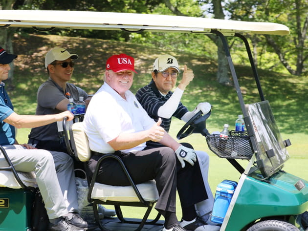 Le Pr&eacute;sident des Etats-Unis et le Premier ministre du Japon s'appr&ecirc;te &agrave; jouer au Golf