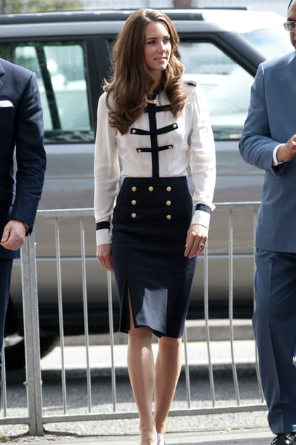 Kate Milddeton en ensemble Alexander McQueen avec un chemisier bicolore et une jupe crayon