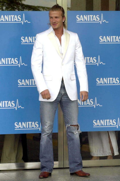 David Beckham en veste de costume blanche et jean troué