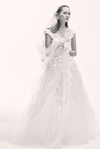 Une robe de mari&eacute;e en fleurs