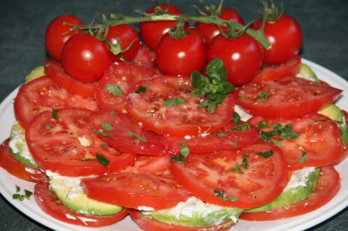 Salade de tomates, avocats, roquefort et fromage frais