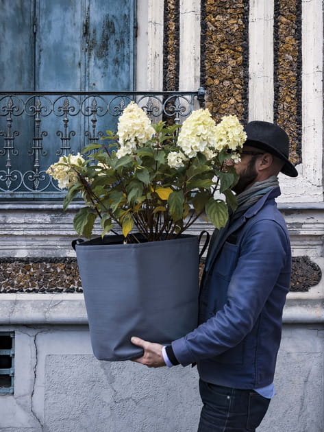 Un pot en textile avec poign&eacute;es