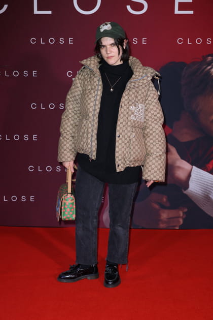 Soko en doudoune XXL et casquette verte