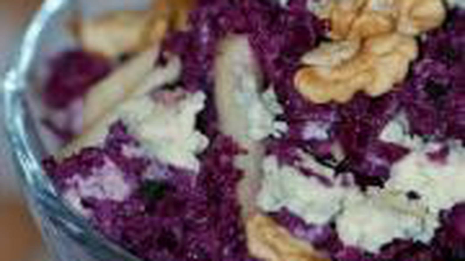Salade chou rouge, pommes, noix et roquefort